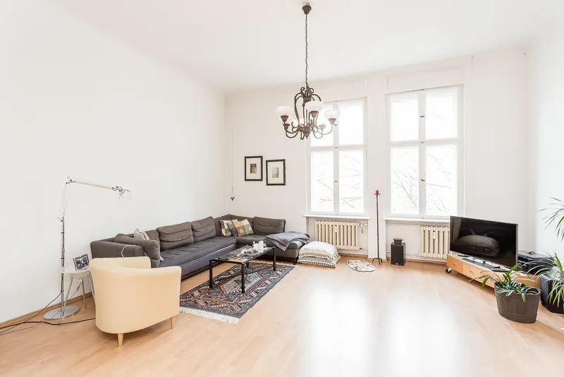 Heller Altbau mit Flügeltüren in Wilmersdorf - renovierungsbedürftig! — photo 1